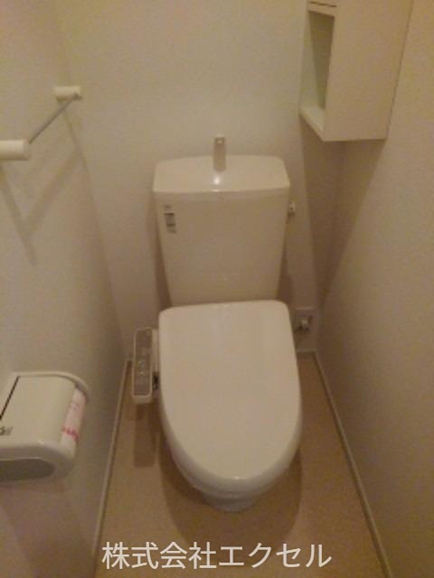 トイレ　温水洗浄便座です。