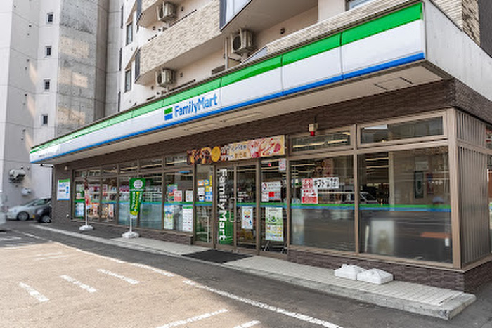 コンビニ　ファミリーマート 札幌麻生町５丁目店（コンビニ）まで220m