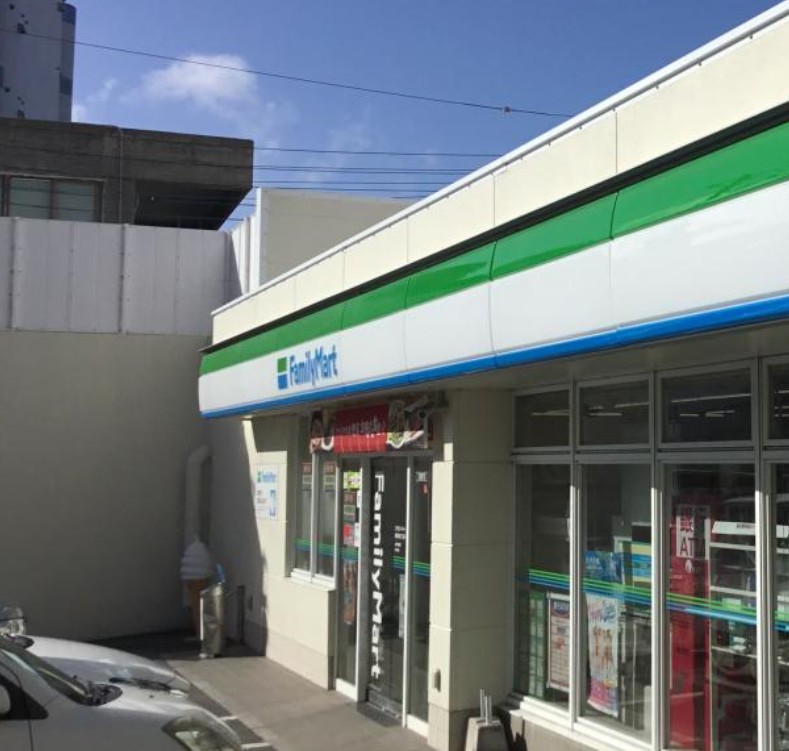 コンビニ　沖縄ファミリーマート 屋富祖四丁目店（コンビニ）まで255m