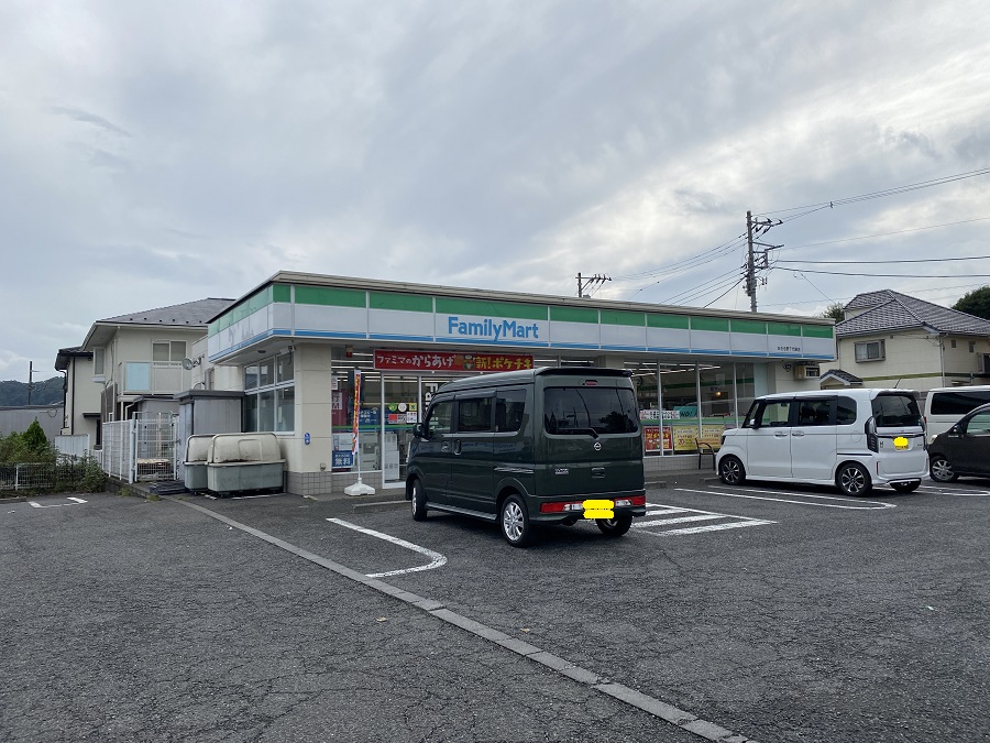 コンビニ　ファミリーマート秋川駅前店（コンビニ）まで617m