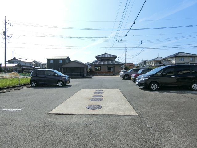 【境港市上道町のアパートの駐車場】