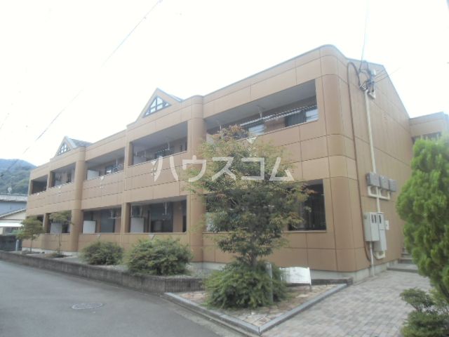静岡市駿河区北丸子のアパートの建物外観