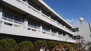 【善通寺市吉原町のマンションの小学校】