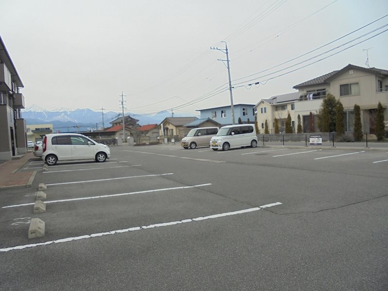 【安曇野市豊科高家のアパートの駐車場】