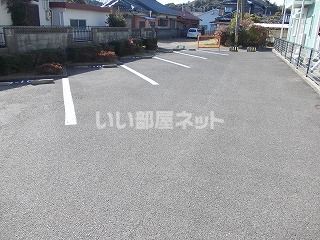 【鈴鹿市岸岡町のアパートの駐車場】