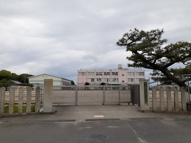 【鈴鹿市岸岡町のアパートの小学校】