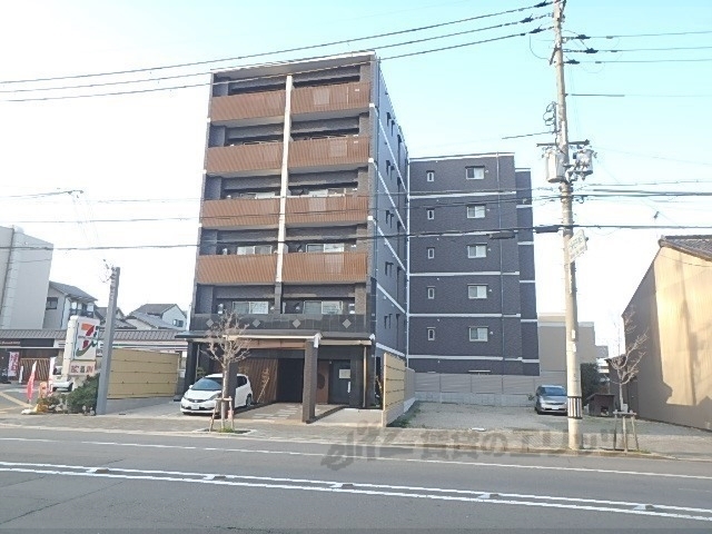 【京都市下京区西七条北月読町のマンションの建物外観】