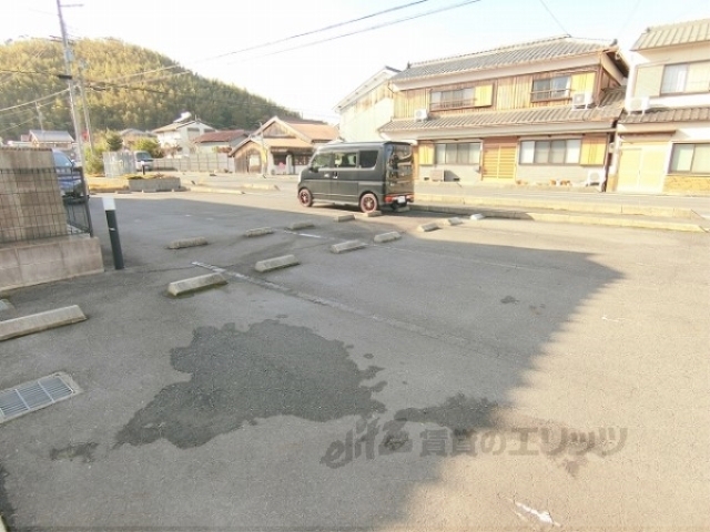 【近江八幡市北元町のアパートの駐車場】