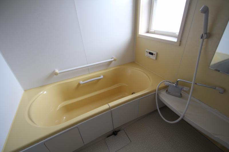 バス・シャワールーム　広いバスルームです。