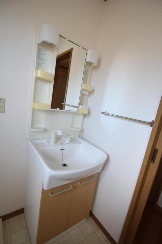 洗面設備　シャワー付き洗面化粧台です。