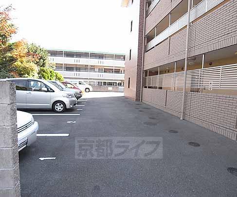 【京都市左京区岩倉南平岡町のマンションの駐車場】