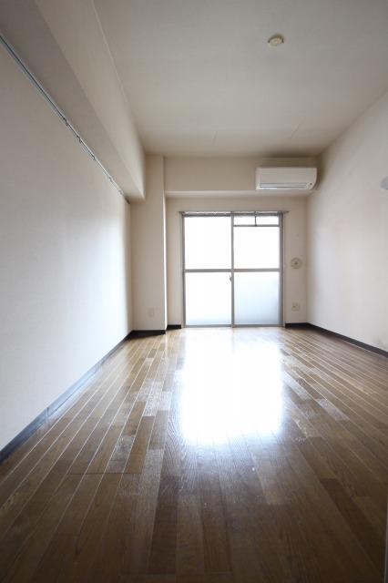 居室・リビング　同物件別室です。