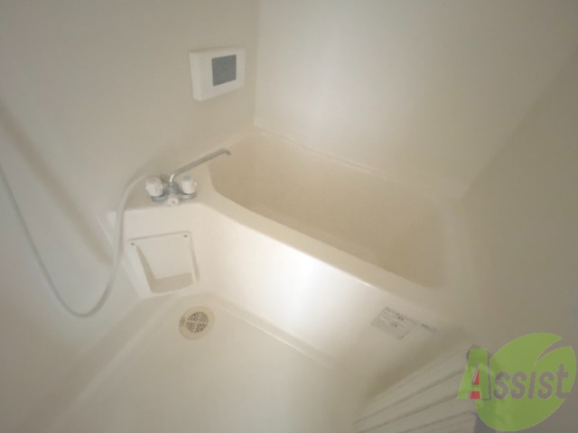 バス・シャワールーム　バスルームは狭すぎず、シャワーも浴びやすそうです。