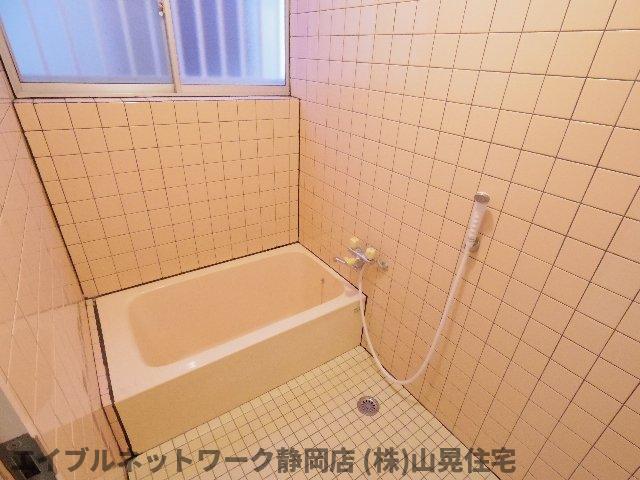 バス・シャワールーム　落ち着いた空間のお風呂です