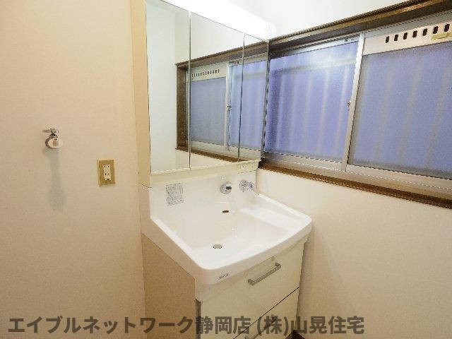 洗面設備　脱衣スペースもあります