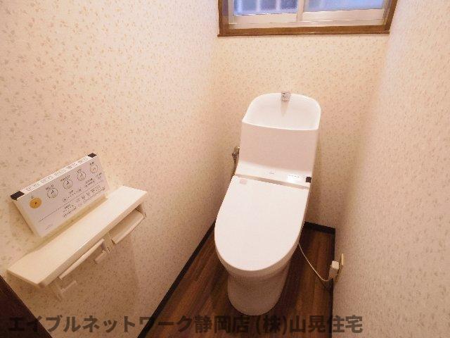 トイレ　落ち着いた色調のトイレです