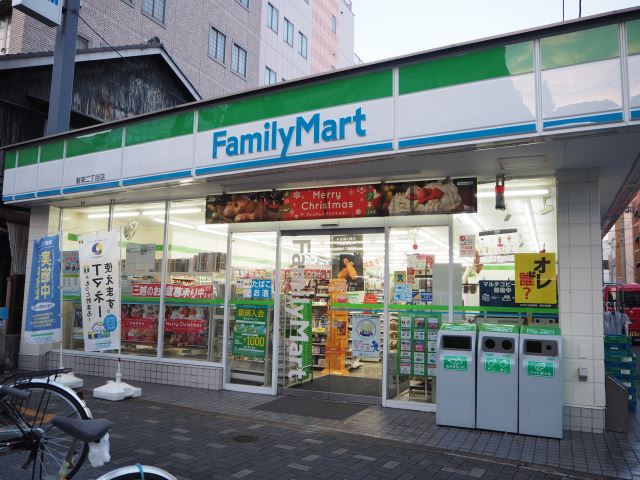 コンビニ　ファミリーマート（コンビニ）まで240m
