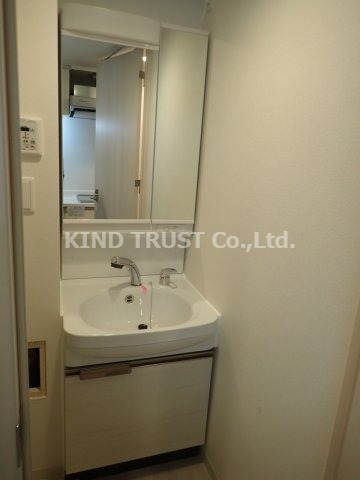 洗面設備　明るい洗面所です