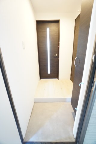 玄関　※同物件・同タイプの写真です。