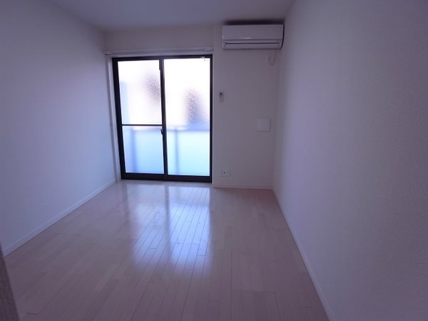 居室・リビング　白を基調とした明るいお部屋です。