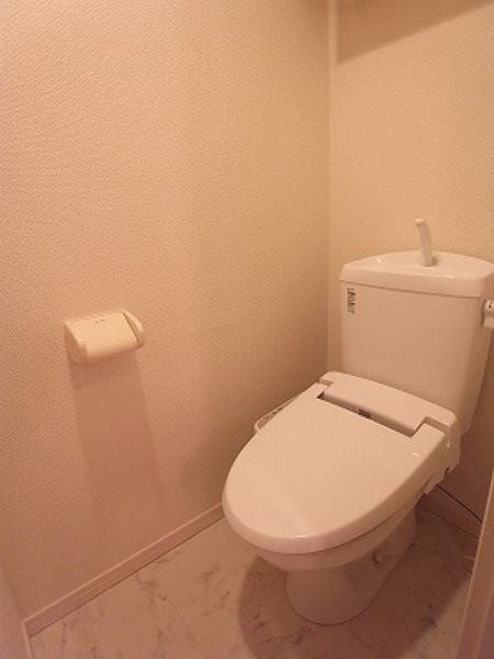 トイレ　温水洗浄便座付きのトイレです。