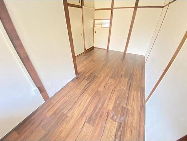 その他部屋・スペース　落ち着いた色調の寝室です