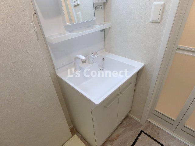 洗面設備　朝の支度もスムーズな独立洗面台。