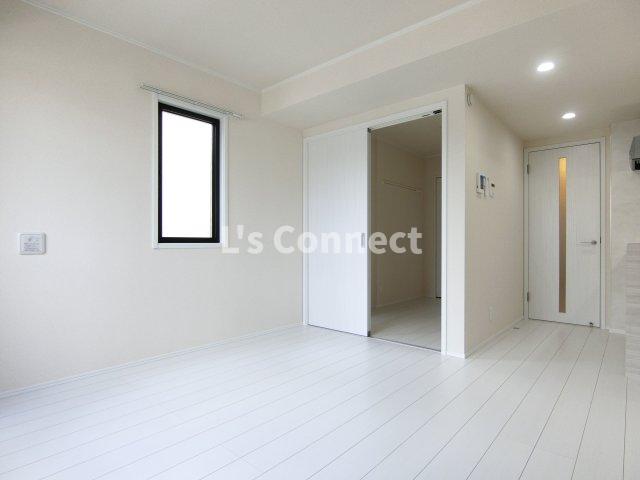 居室・リビング　角部屋で２面に窓があります。