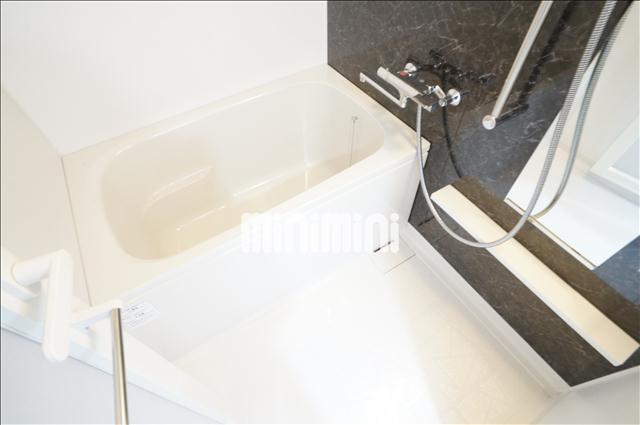 バス・シャワールーム　浴室乾燥付き。