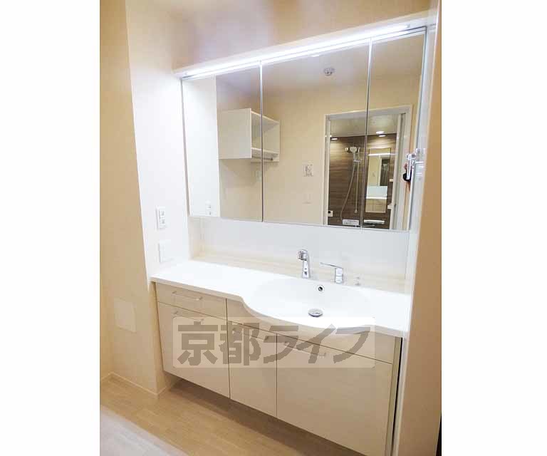 洗面設備　一面鏡でゆったりとお使い頂けます！