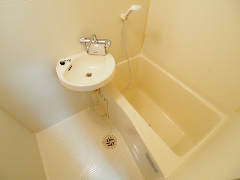 バス・シャワールーム　清潔感のあるお風呂です