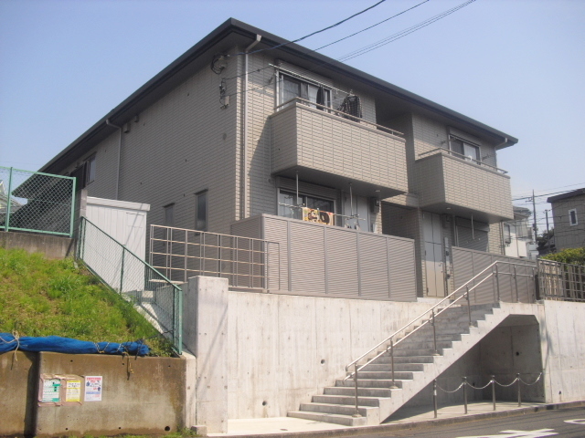 建物外観　高台立地のため日当り良好