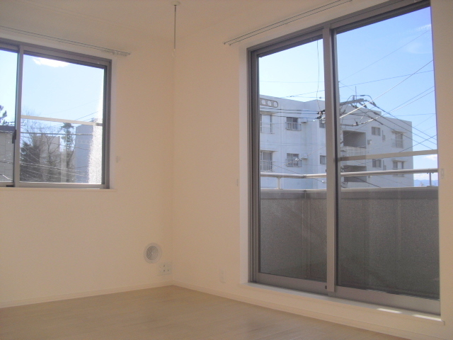 居室・リビング　２階角部屋2面採光　ゆとりの７.１帖