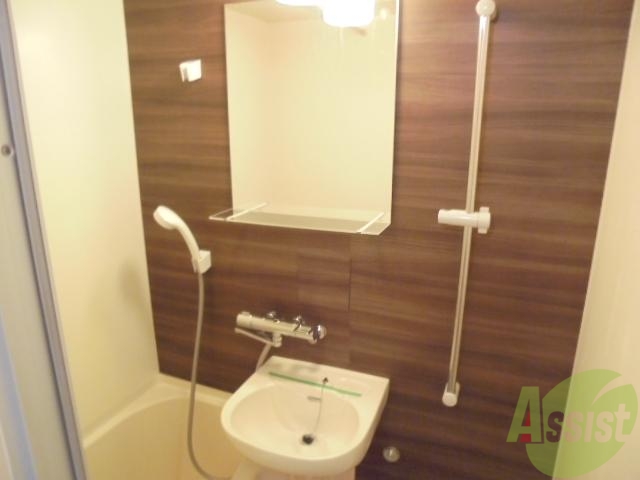 洗面設備　広めの洗面台ですねぇー。床濡れの心配なしです