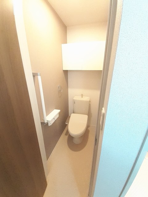 トイレ　上にはトイレットペーパーなどをストックできる棚がついています