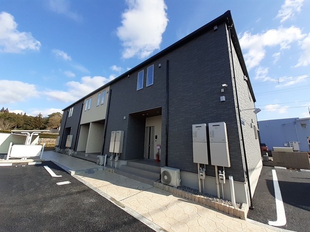 建物外観　ペット可◇エアコン２台や太陽光発電システムなどの設備付き＊