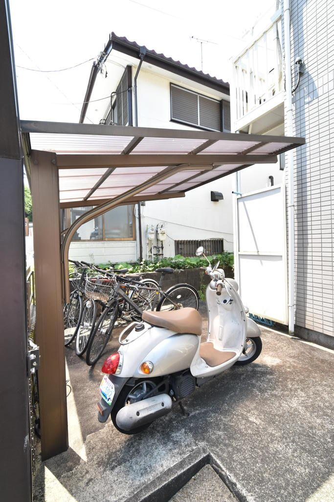 その他共有部分　屋根付き駐輪場完備