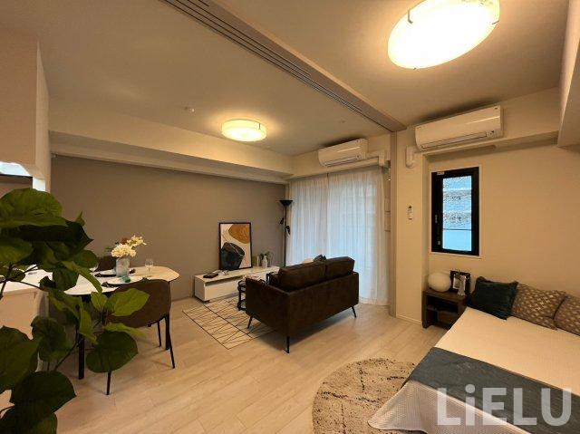 居室・リビング　202号室の写真になります※フロアにより建具・壁紙・床の色が