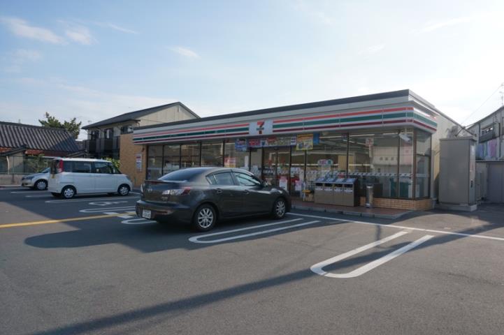 コンビニ　ファミリーマート（コンビニ）まで140m