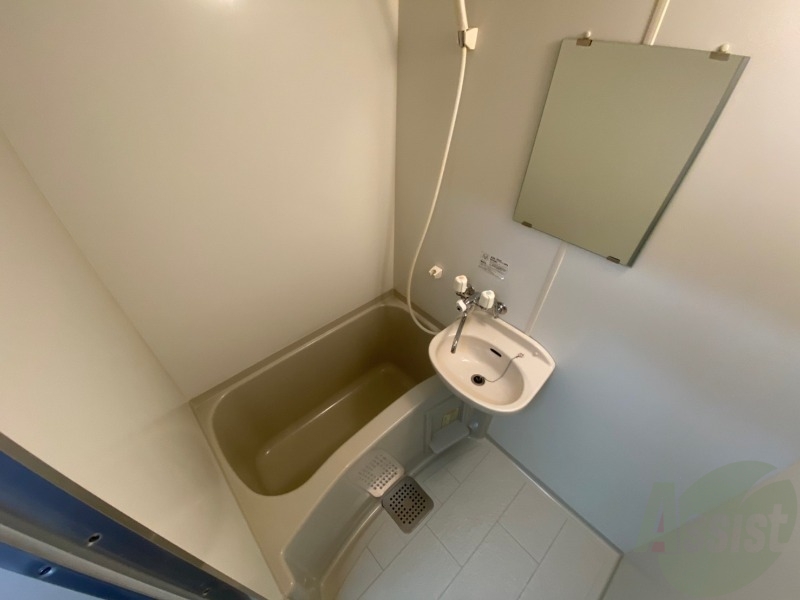 バス・シャワールーム　お風呂です。少し狭いですがシャワーするには十分ですね。