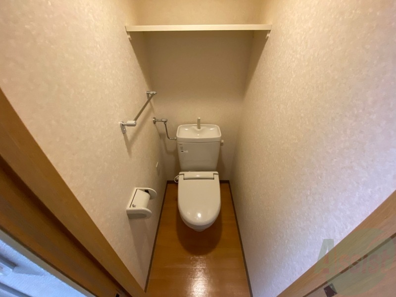 トイレ　トイレです。タオル掛けもついて便利ですね