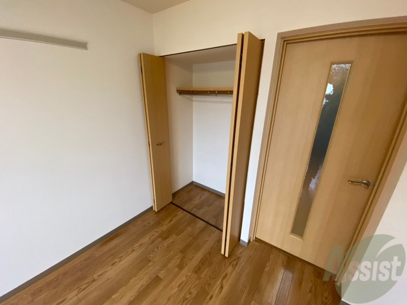 収納　こちらの収納にはハンガーをかけて服もしまえますね。