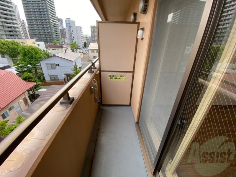 バルコニー　バルコニーです。洗濯物を干すもよし、一息つくもよしですね。