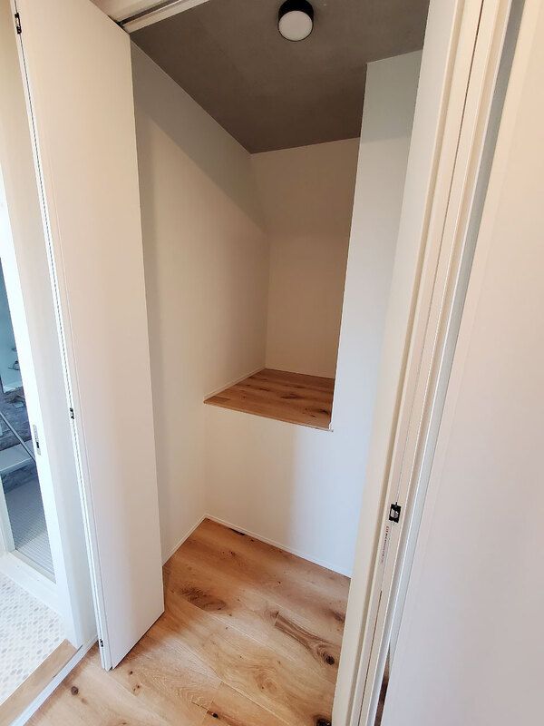 洗面設備　■室内洗濯機置き場■多面鏡独立洗面台■キャビネット収納付き