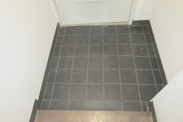 玄関　ゆったりめの玄関スペースです♪