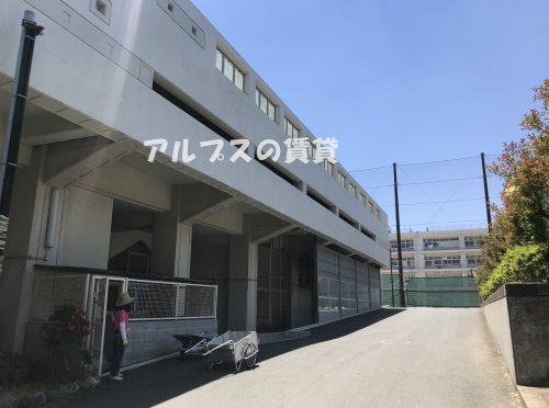 中学校　横浜市立岩崎中学校（中学校）まで652m