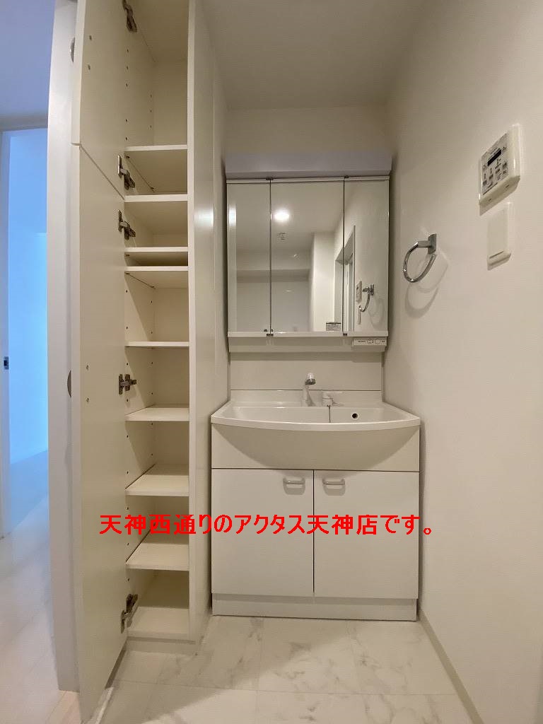 洗面設備　収納スペース充実しています。