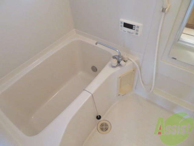 バス・シャワールーム　こちらはお風呂。一日の疲れをここで癒してください。