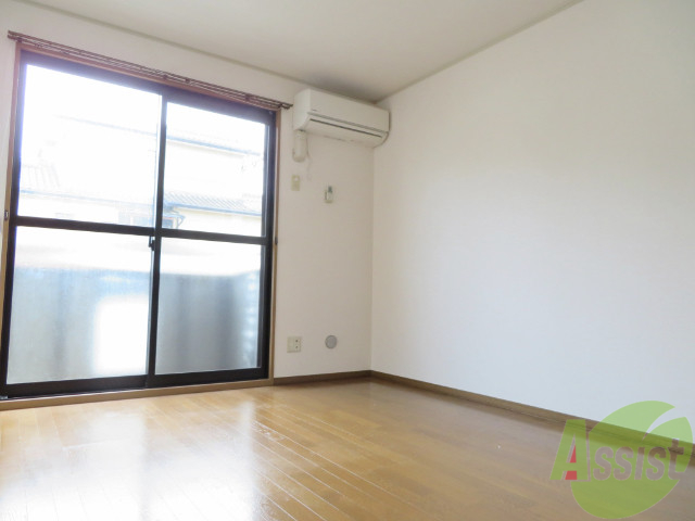 居室・リビング　リビングはこんな感じです。窓が大きくてよく陽が入ってきます。