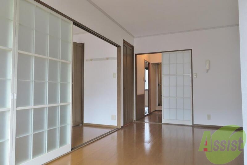 居室・リビング　広々としたお部屋は気持ちがいいですね。